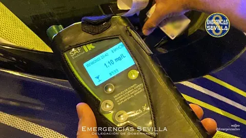 As&iacute; cuadruplica la tasa de alcohol permitida y hacer zigzag con una moto por la acera en Sevilla