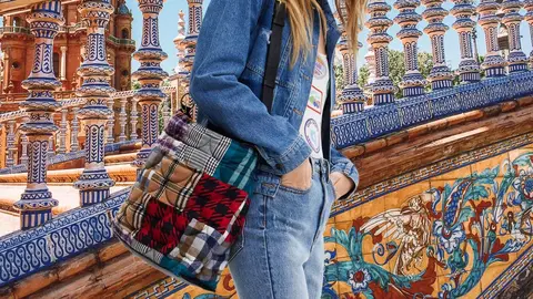 El bolso grande de Desigual con el que triunfar este invierno que parece hecho con retales de cortinas