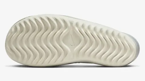 Los zuecos de Nike que masajean los pies y son tan c&oacute;modos como unas Skechers