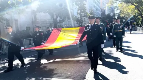 Una agente de la Polic&iacute;a Local de Jerez, abanderada en el desfile del Columbus Day en Nueva York