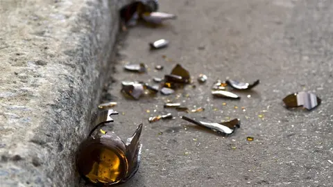 Roban y hieren con una botella de cristal rota a 2 personas en Almer&iacute;a. Acaban en la c&aacute;rcel