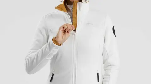 La chaqueta vers&aacute;til de Decathlon que se puede utilizar como abrigo o forro polar