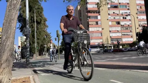 Jos&eacute; Luis Sanz circulando por el carril bici en el barrio de Triana
