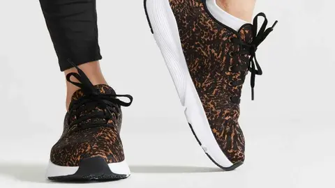 Las zapatillas de Decathlon que te hacen invisible: t&uacute; look de moda por menos de 15 euros