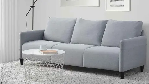 Chollazo en Ikea con este sof&aacute;: comodidad m&aacute;xima para descansar mientras ves la televisi&oacute;n