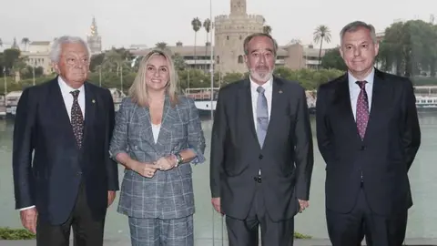 Jos&eacute; Luis Sanz en el desayuno coloquio de la C&aacute;mara de Comercio protagonizado por la consejera de Fomento, Marifr&aacute;n Carazo | Salvador L&oacute;pez para El MIRA