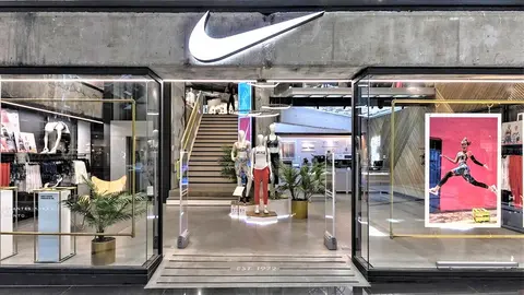 La chaqueta color rosa de Nike que no para de agotarse ahora a casi un 50% de descuento