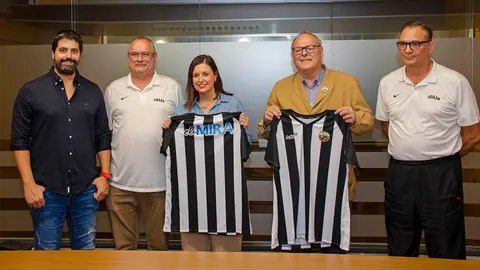 ADAAB presenta con la alcaldesa de San Fernando Patricia Cavada la camiseta de la Liga El MIRA