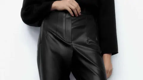 Zara no se anda con tonter&iacute;as: el pantal&oacute;n efecto piel (moda invierno) nos ha dejado con la boca abierta