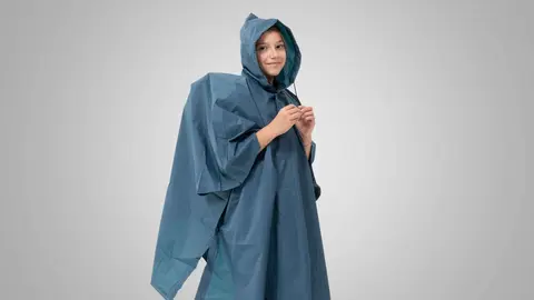 Poncho impermeable de monta&ntilde;a y trekking Forclaz de Decathlon