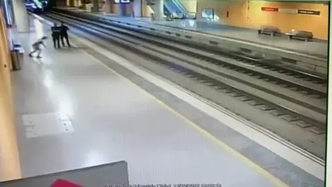 As&iacute; salva la Polic&iacute;a la vida de una mujer que pretend&iacute;a lanzarse a las v&iacute;as del tren en C&aacute;diz