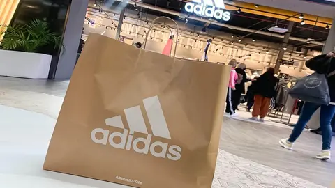 Las zapatillas de Adidas para pasear que no tienen cordones al estilo Skechers