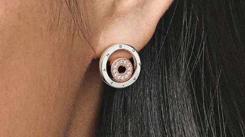 La joyer&iacute;a de Pandora llega a El Corte Ingl&eacute;s con unos pendientes de plata rosa a precio de bisuter&iacute;a