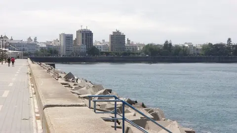 As&iacute; amenaza con un cuchillo a una madre y a su hijo mientras hac&iacute;an deporte  por C&aacute;diz