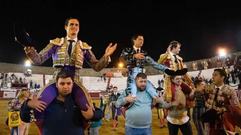 Los tres a hombros en Santa Olalla | Foto: Prensa &Aacute;ngel Jim&eacute;nez