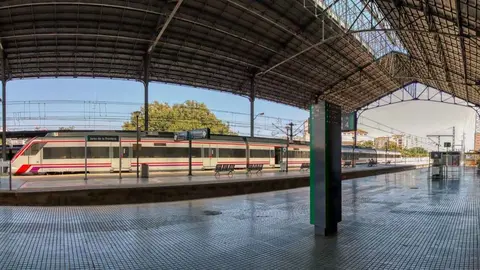 Un tren en la estaci&oacute;n de Jerez