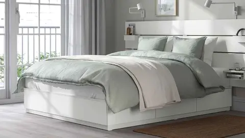 Ikea planta cara a Maisons du Monde con una cama que decora y almacena al mismo tiempo