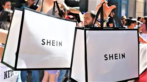 Tenemos la versi&oacute;n Shein de las botas de Versace que Ester Exp&oacute;sito lleva a los eventos