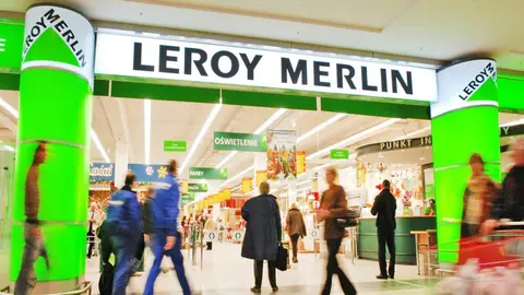 El sof&aacute; tipo chester de Risto Mejide que arrasa en Leroy Merlin para salones de muebles blancos