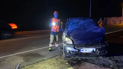 Un coche se sale de la v&iacute;a en la A-49 a la altura de Camas. Estas son las terribles consecuencias