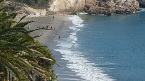 Encuentran el cuerpo de una mujer en una playa de Nerja (M&aacute;laga). Conmoci&oacute;n en la localidad