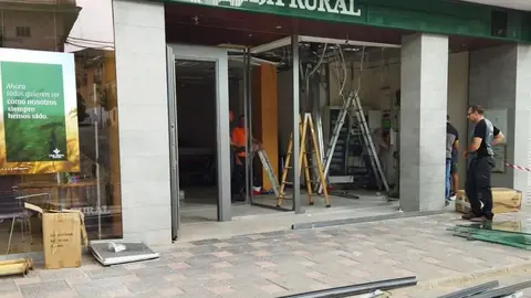 V&iacute;spera de Halloween ajetreada en Granada. As&iacute; atracan con explosivos una sucursal bancaria