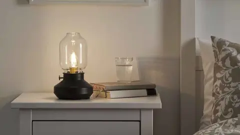 L&aacute;mpara de mesa, acabado inoxidable T&Auml;RNABY