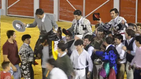 Morante de la Puebla, Pablo Aguado y el rejoneador Andr&eacute;s Romero, a hombros en Ubrique | Foto: Marciano Bre&ntilde;a