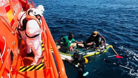 Mueren 2 personas ahogadas tras saltar de una patera que se dirig&iacute;a a una playa de Almer&iacute;a