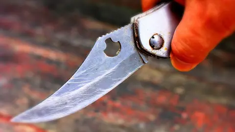 P&aacute;nico en Sevilla. As&iacute; apu&ntilde;alan a un joven en una discoteca en la avenida de Mar&iacute;a Luisa