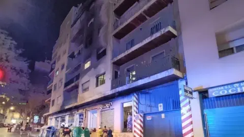 Al borde de la tragedia en Granada. Queman contenedores y el fuego llega a comercios y viviendas