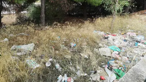 Basura junto al centro de salud de la Serrana en Jerez