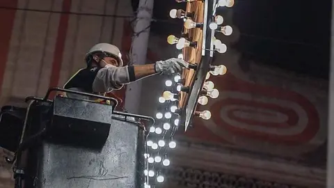 Montaje de las luces de Navidad