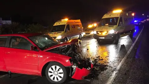 Impactante choque entre 2 coches en Brenes (Sevilla). Estas son las consecuencias