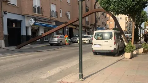 Una farola cae sobre un trabajador en Granada. Se investigan los motivos