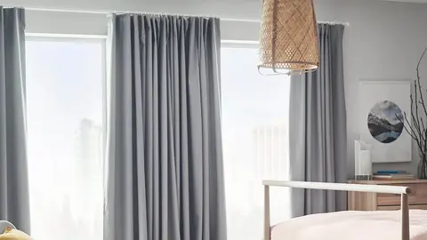 La cortina como en los hoteles que no entra nada de luz de Ikea