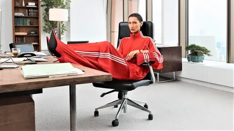 El bolso colaboraci&oacute;n de Adidas y Balenciaga de Bella Hadid es lo m&aacute;s estiloso que ver&aacute;s hoy