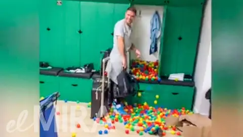 Joaqu&iacute;n recibe una broma por parte de sus compa&ntilde;eros en el vestuario | El MIRA