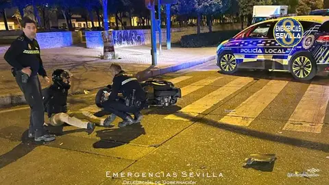 Chocan una moto y una furgoneta con el conductor bebido en Sevilla. Estas son las consecuencias