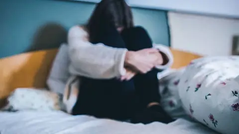 As&iacute; abusa de una menor acostada y con dolor de cabeza en Algeciras. Puede librarse de la c&aacute;rcel