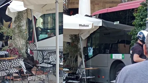 Fuerte impacto de un autob&uacute;s en el Gallo Azul, en Jerez