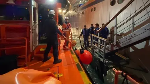 Una mujer de 81 a&ntilde;os sufre una ca&iacute;da en un buque a 15 millas de C&aacute;diz. Estos son los motivos