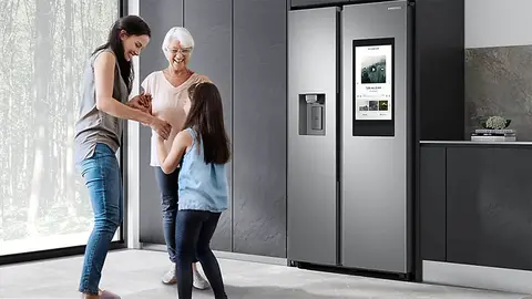 Sorprenden en Media Markt con un frigor&iacute;fico americano con pantalla que reproduce Spotify y Amazon Music