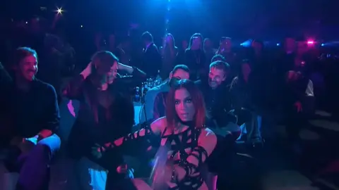 El video viral de Anitta perreando a Isabel Diaz Ayuso en la gala de LOS40 Music Awards 2022