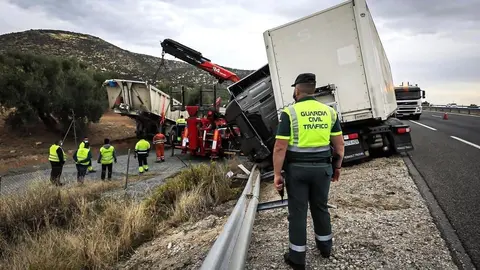 Chocan 2 camiones en una carretera de Sevilla. Estas son las tr&aacute;gicas consecuencias