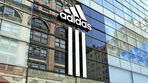 Viste y dale un nuevo aire a tu outfit casual con esta chaqueta n&oacute;rdica de Adidas
