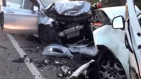 Brutal choque frontal entre 2 turismos en Tarifa (C&aacute;diz). Varios menores implicados