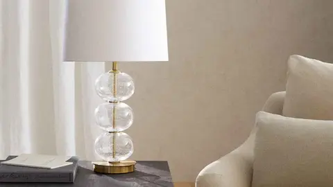 L&aacute;mpara de mesa con base de bolas de Zara Home