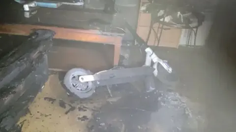 En llamas una casa con varios ocupantes en Almer&iacute;a. La culpa la tienen unos patinetes