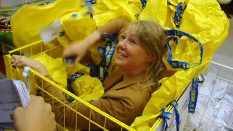 Comprando en Ikea se mete en una jaula de bolsas